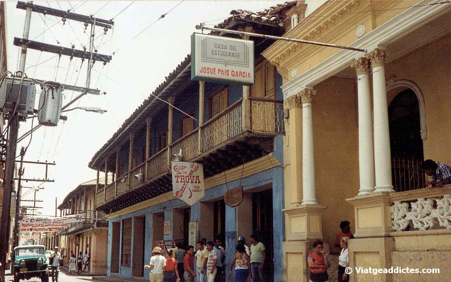 A la entrada de la Casa de la Trova (Santiago de Cuba)